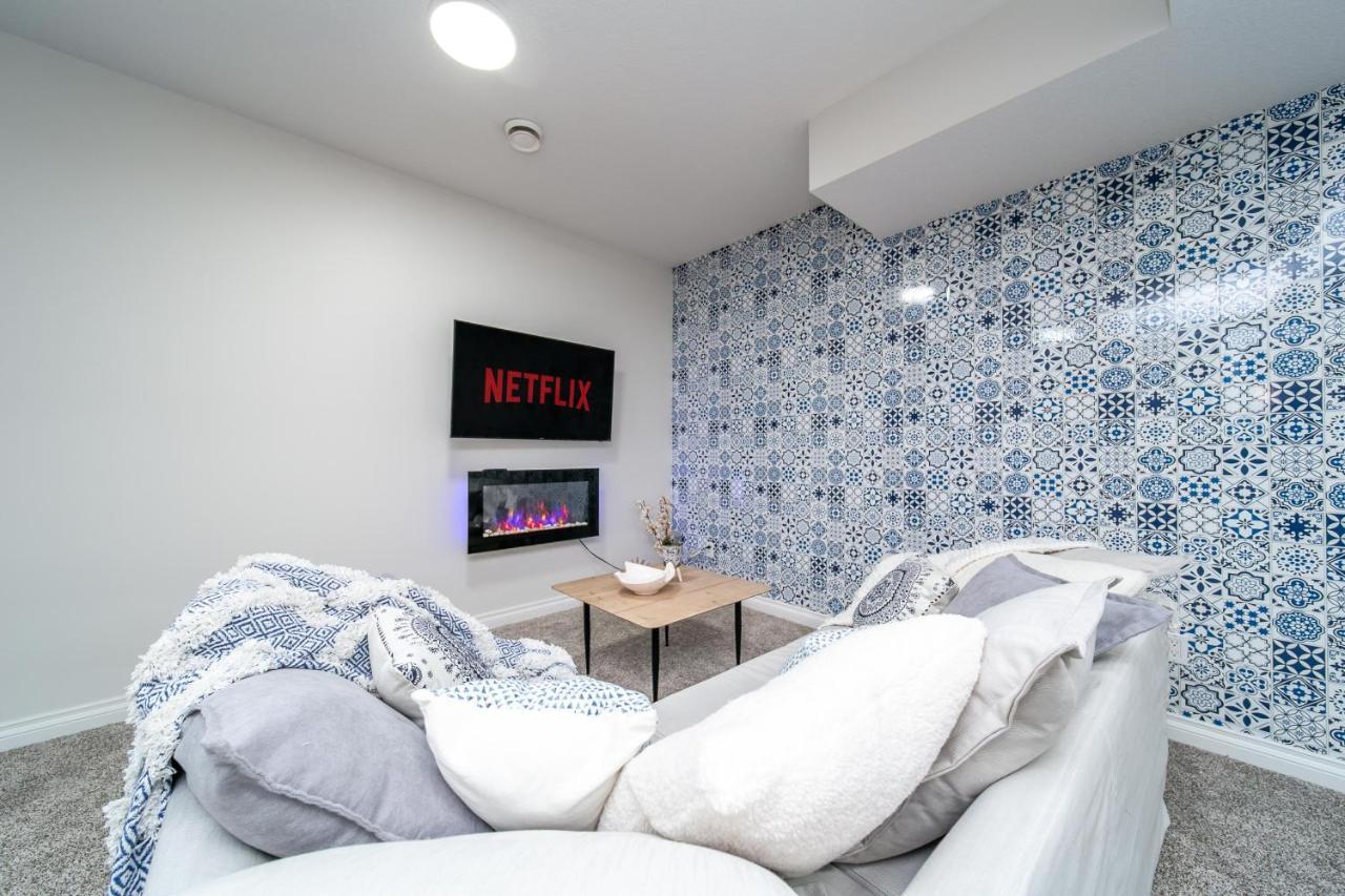 Mediterranean Retreat - King Bed - Fireplace - Jacuzzi - Fast Wi-Fi - Games Room - Free Parking & Netflix 에드먼턴 외부 사진